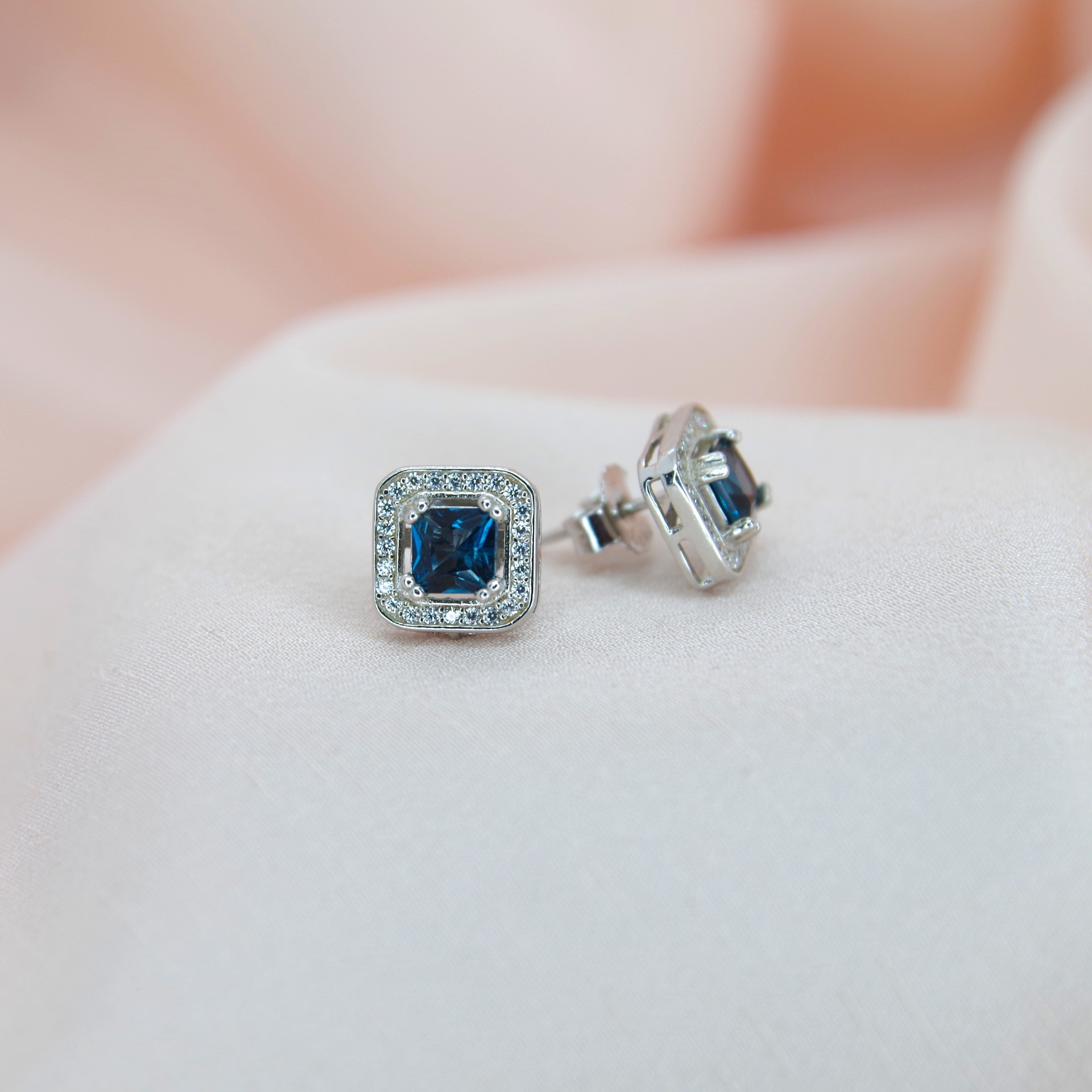 Elegantní stříbrné náušnice s přírodními modrými topazy London Blue