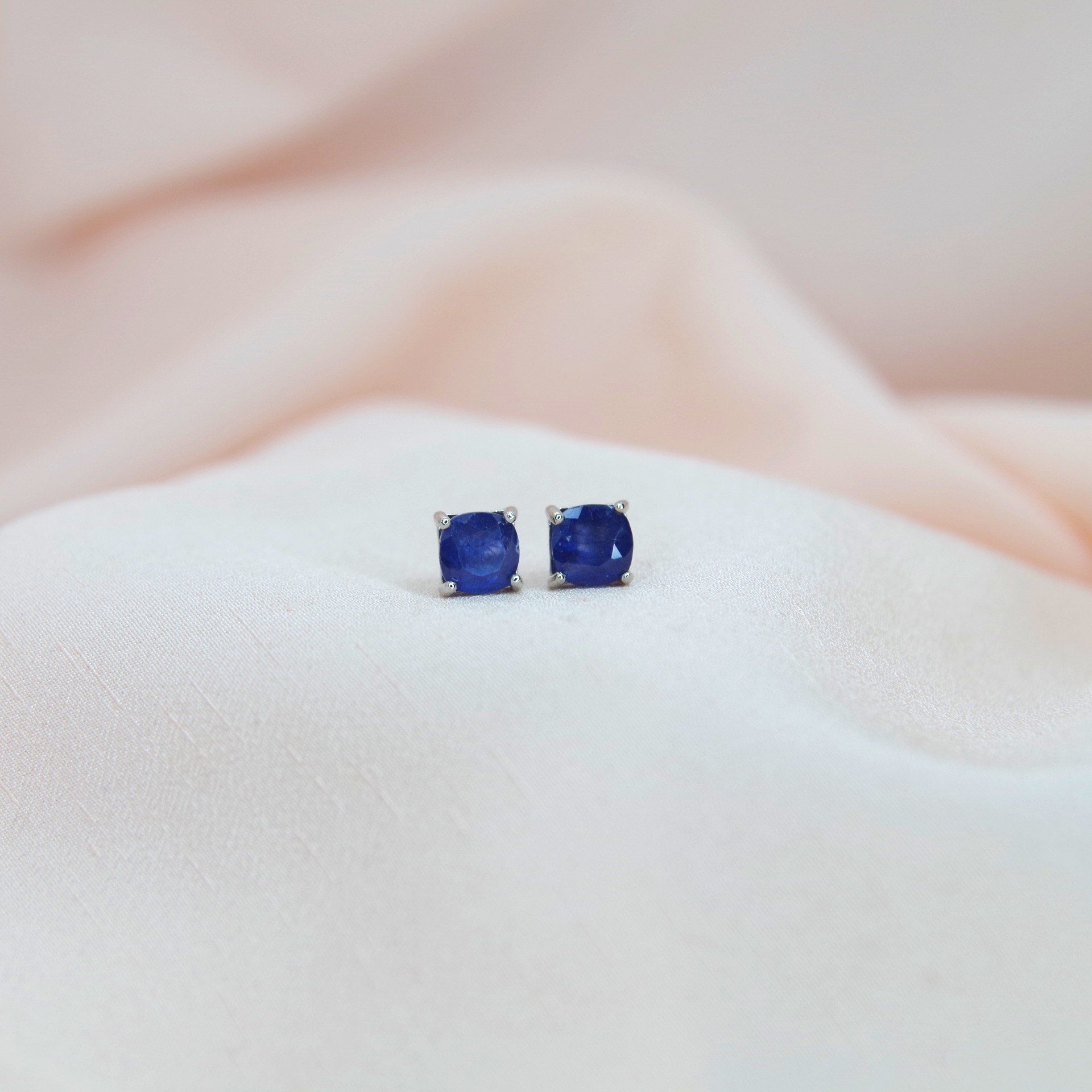 Stříbrné náušnice s přírodními modrými safíry o velikosti 6 mm