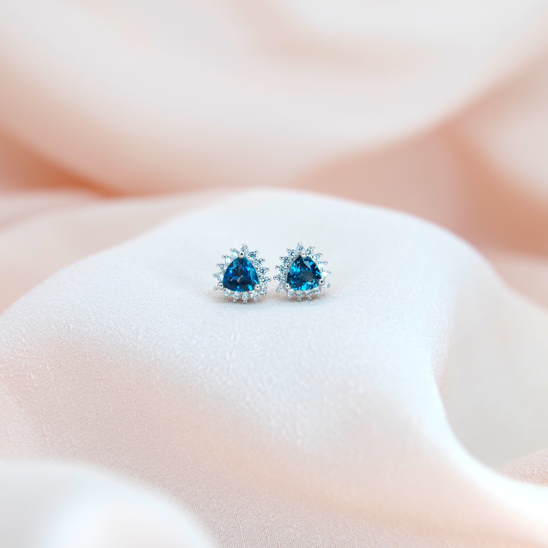Elegantní náušnice s modrým topazem London Blue a drobnými kubickými zirkony