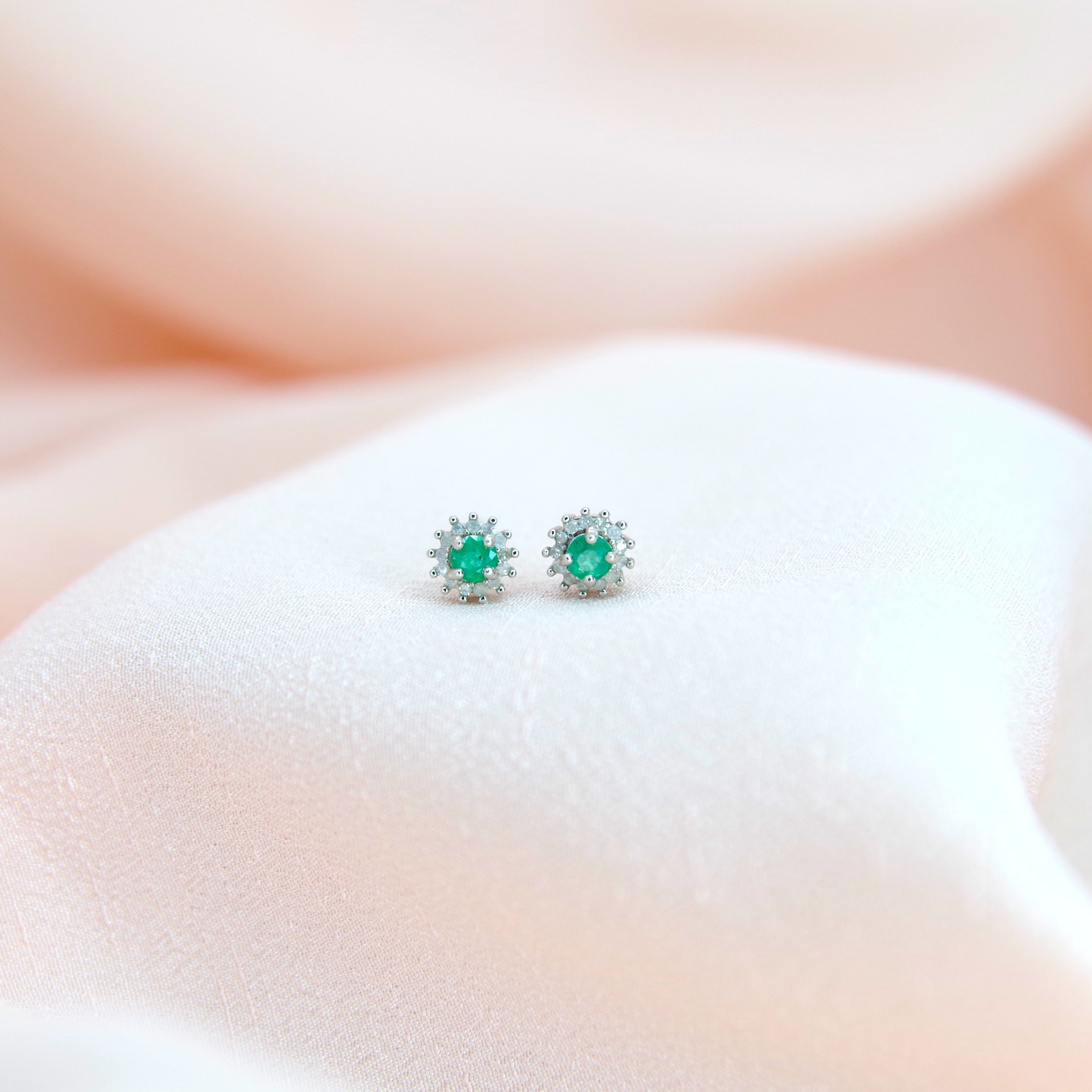 Stříbrné náušnice s přírodními smaragdy a diamanty